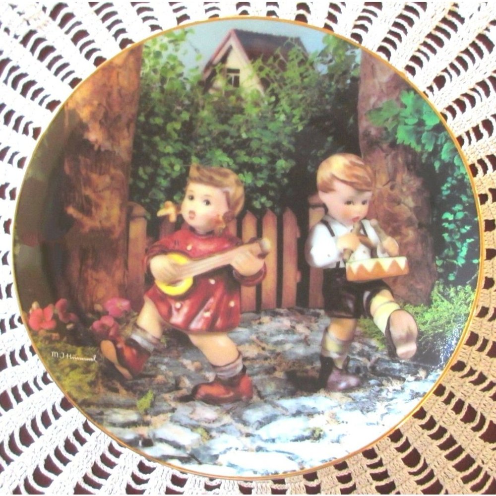M.I. Hummel PRIVATE PARADE Little Companions Plate